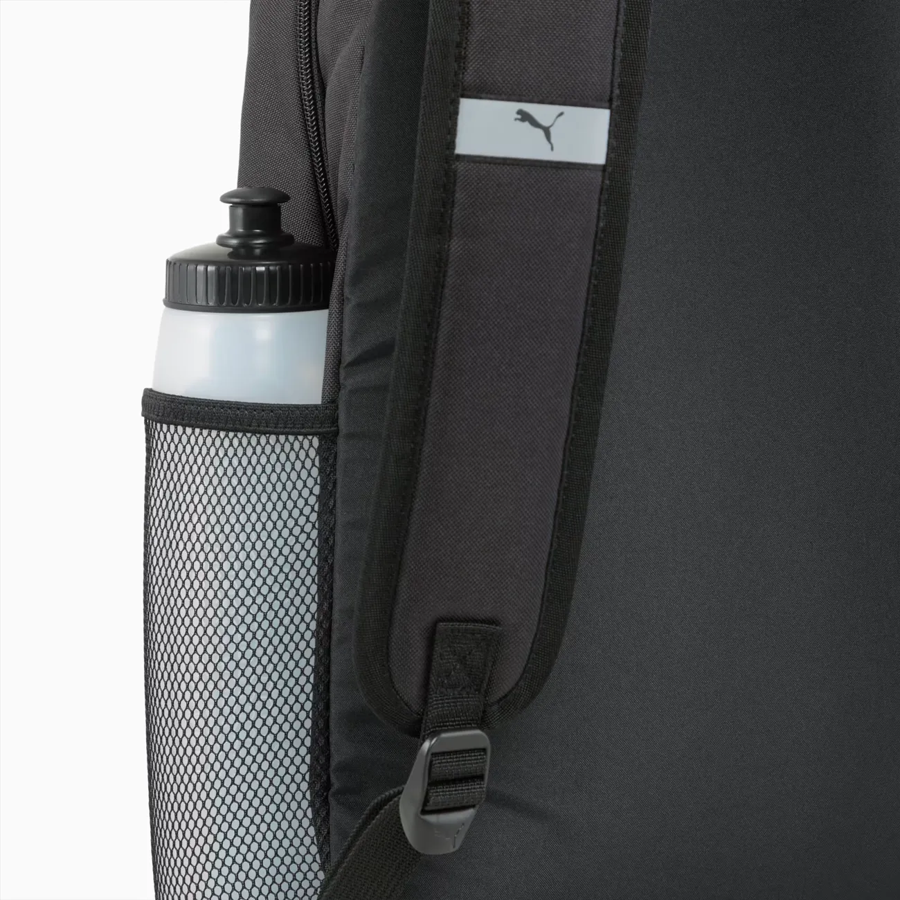 Mochila Puma preta em ângulo lateral com detalhes de zíperes e bolsos